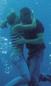 水中的kiss240×320手机图片