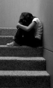 一个人坐在楼道里的孤独女孩240×320手机图片