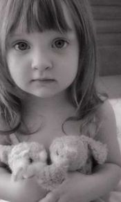 抱着玩具的小女孩240×320手机壁纸图片