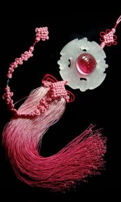 带玉和宝石的粉色中国结480×800手机壁纸下载