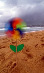 海边沙滩上转动的风车手机壁纸免费下载