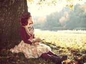 小巧玲珑的红发美女坐在大树下看书640×480手机壁纸