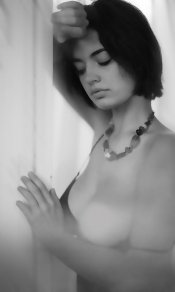 半裸的俄罗斯美女倚靠在门边480×800手机图片
