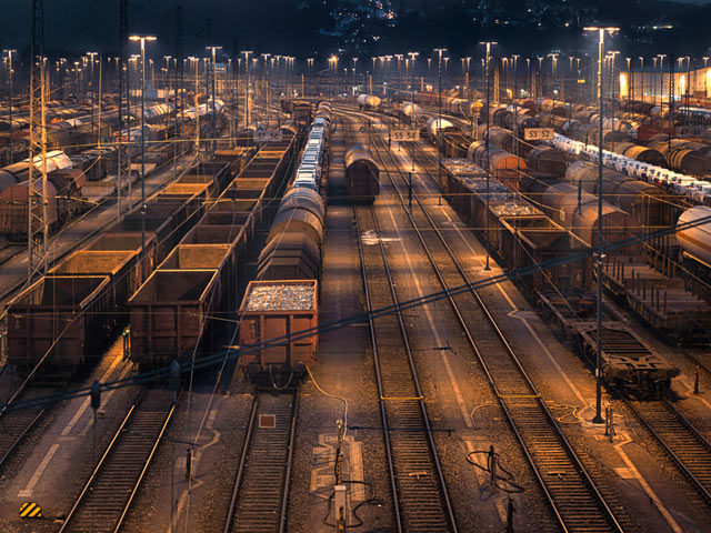 灯火通明，深夜仍繁忙的货运火车站640×480手机壁纸