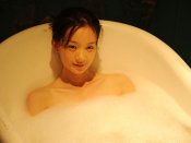 刘丛丹在浴缸里洗澡的性感剧照图片手机壁纸下载