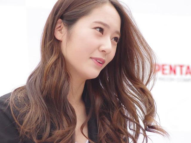 笑容甜美温润，郑秀晶迷人风采手机壁纸大全