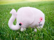可爱粉嘟嘟，绿草地上的大象玩具手机壁纸