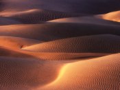 起伏沙丘上的小褶皱，明暗变化的沙漠风景手机壁纸下载
