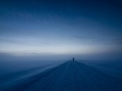 一个人的孤独，冰天雪地里的独行者手机壁纸图片下载