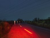 夜晚的乡间，红灯光下的柏油马路640×480手机壁纸
