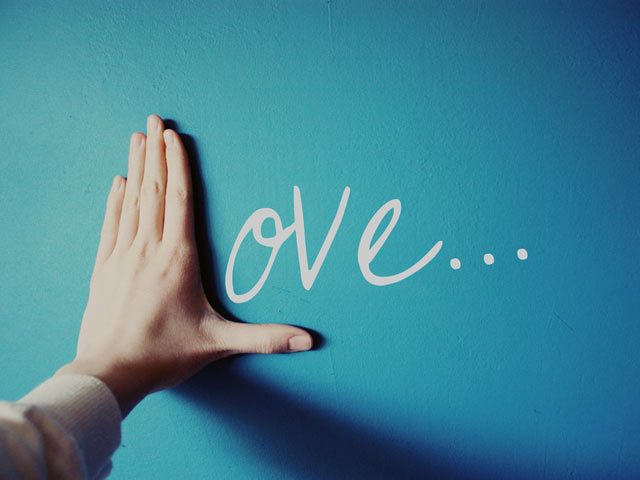 LOVE，手势和字母的组合，爱情文字手机壁纸图片