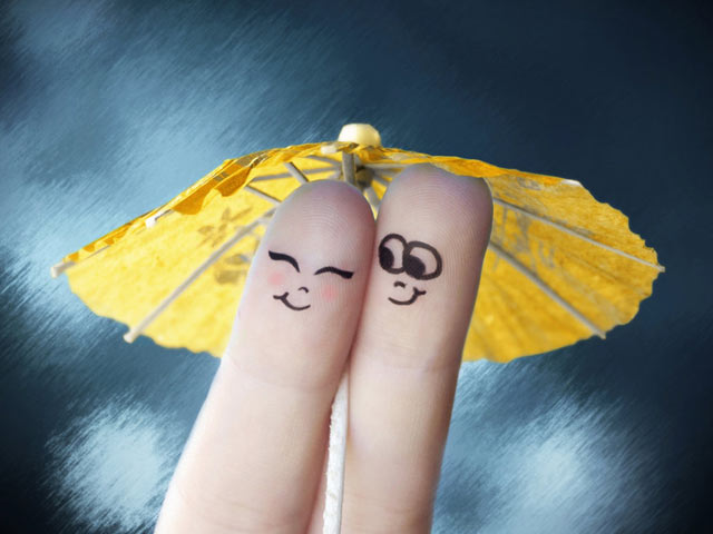 画在指头上的小情侣，纸伞下的亲密手机壁纸图片