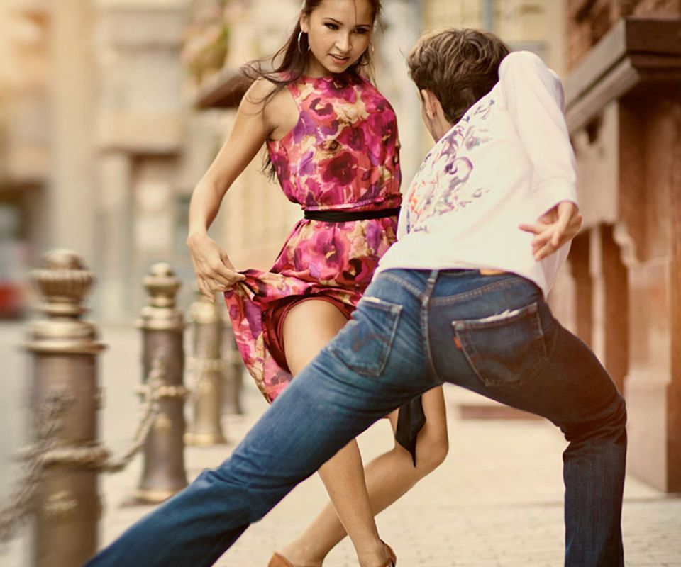 在街边跳舞的男女，裙摆轻带，秀发飞扬，动感身姿手机壁纸图片