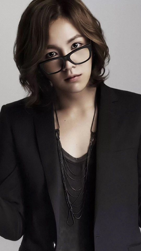 韩国男星张根硕戴黑色眼镜的帅气手机壁纸图片下载