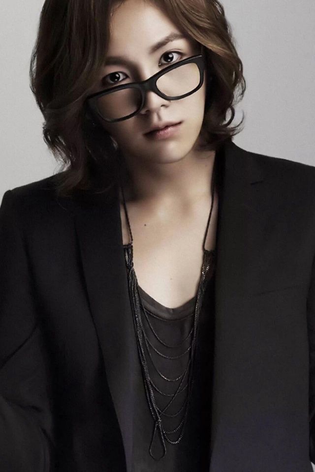韩国男星张根硕戴黑色眼镜的帅气手机壁纸图片下载