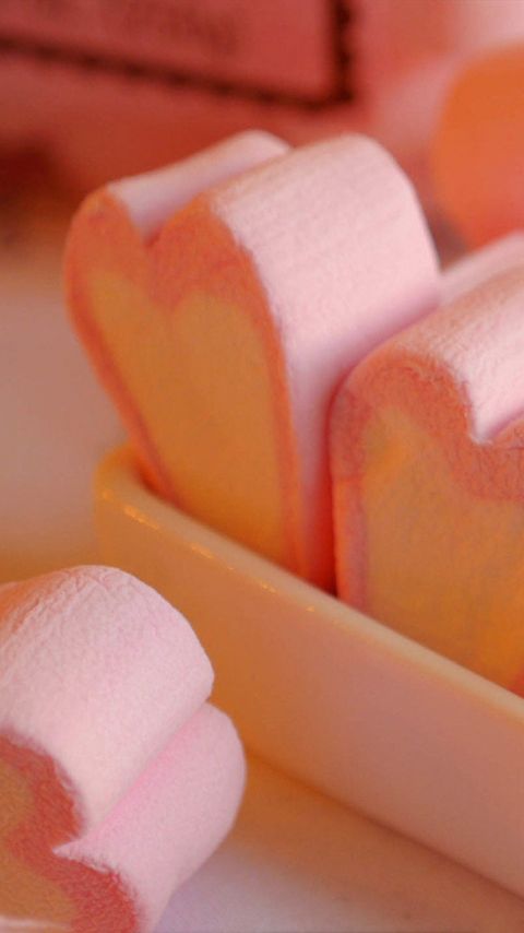 软绵绵真诱人，粉红色的心形棉花糖手机壁纸图片1080