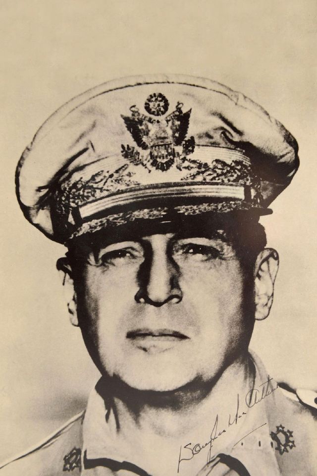 二战西南太平洋盟军司令道格拉斯·麦克阿瑟老照片手机壁纸