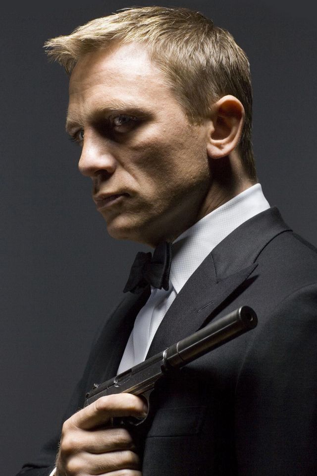 007丹尼尔·克雷格拿枪帅气侧身照片手机壁纸下载