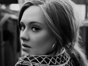 英国女歌手阿黛尔（Adele）回眸侧脸黑白图片手机
