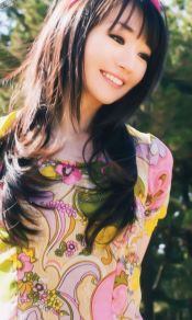日本歌手水树奈奈长发花裙子甜美笑容手机壁纸图片