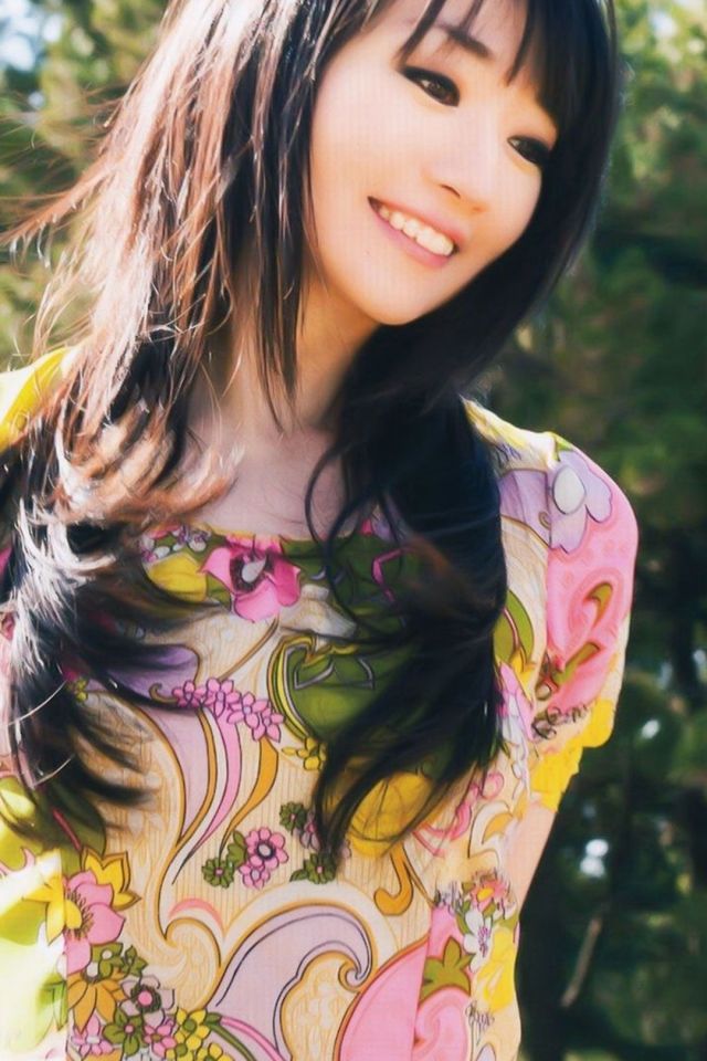 日本歌手水树奈奈长发花裙子甜美笑容手机壁纸图片