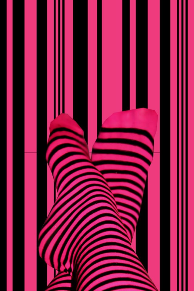 个性色彩，粉黑相间的背景和袜子手机壁纸图片下载