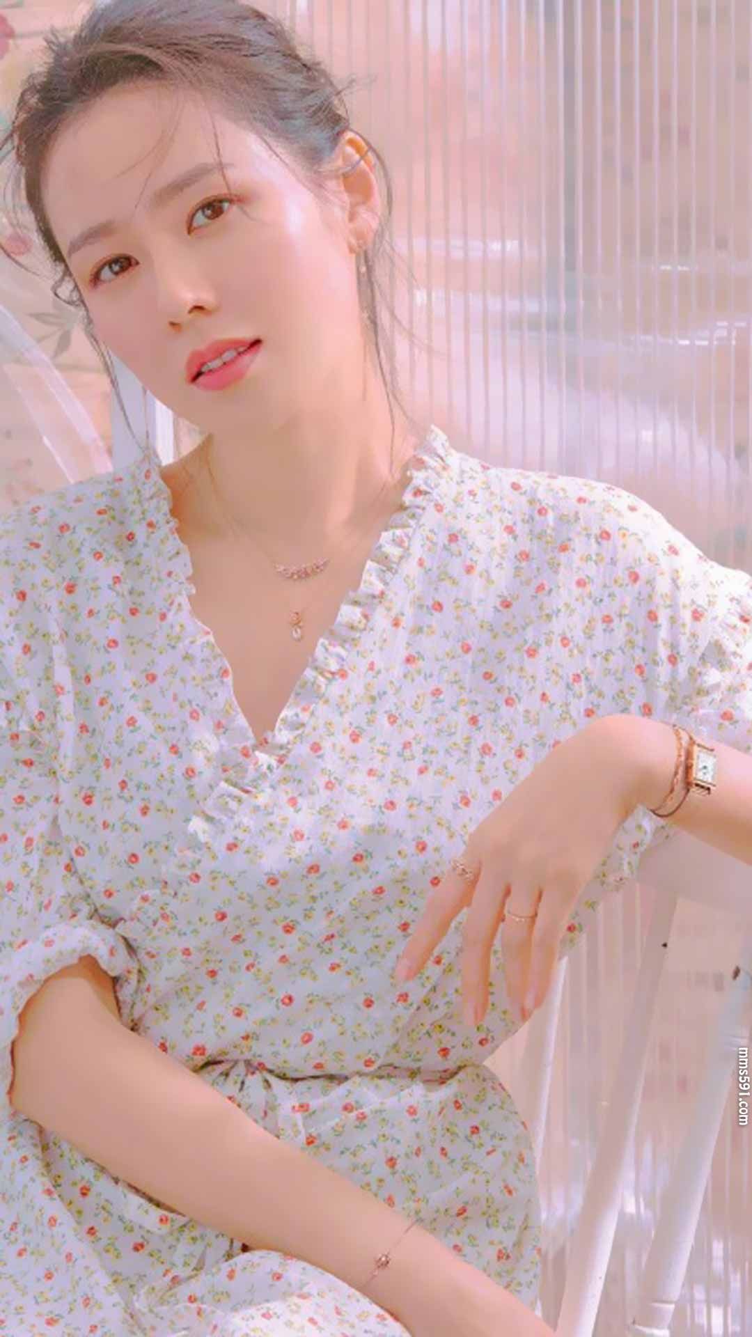 韩国美女演员孙艺珍Son Ye Jin手机壁纸高清图片集