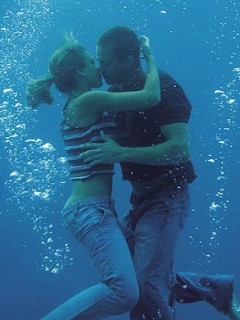 水中的kiss240×320手机图片