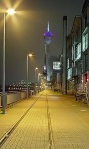 明亮的街景，成排的路灯240×320手机图片