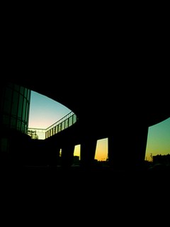 傍晚的立交桥下240×320手机壁纸图片