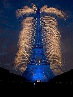 燃放烟花时的埃菲尔铁塔240×320手机图片大全
