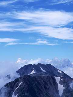 水面倒映成趣的锥形山峰240×320手机图片高清