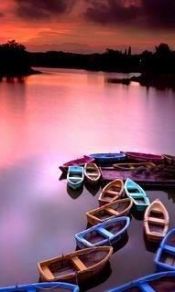 黄昏时水面上的一条条小船240×320手机图片高清