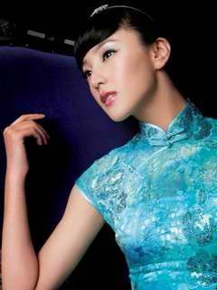 穿着蓝宝石色旗袍的美女240×320手机壁纸图片