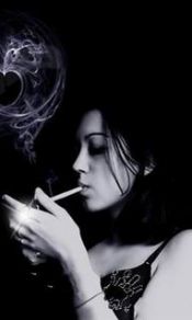 女人点烟的姿势是一种另类的美240×320手机图片