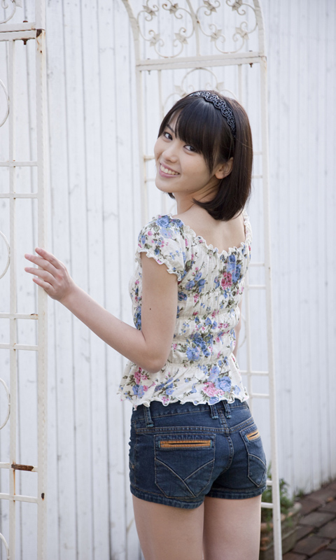 牛仔短裤的矢岛舞美480×800手机壁纸