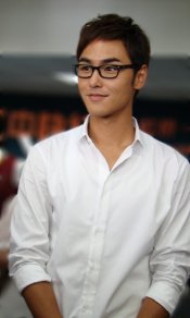 阮经天戴眼镜480×800手机壁纸