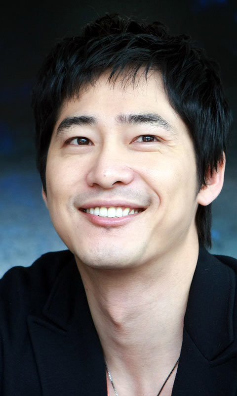 姜至奂爽朗的笑480×800手机壁纸图片集