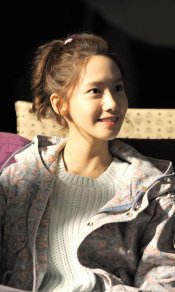 阳光下的美少女，林允儿手机壁纸图片