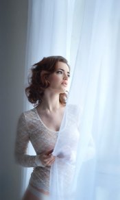 美女的白色镂空装和纱质窗帘相映成趣手机图片下载