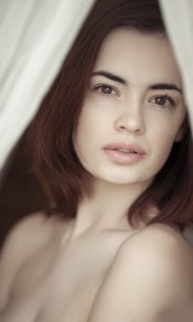 皮肤白嫩的俄国美女模特lidia成人写真手机图片高清壁纸