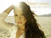 Demi Lovato海边写真瀑布般的秀发手机壁纸图片