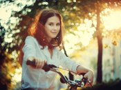 小清新的气质美女在夕阳里骑自行车唯美手机壁纸