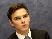 穿西装的Nicholas Hoult640×480高清手机壁纸下载