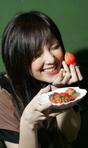 卫兰笑着吃草莓480×800手机壁纸图片