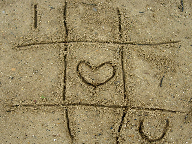 沙滩上井字形里写的I LOVE U 爱情文字手机壁纸