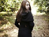 黑色风衣郑秀晶树林写真图片手机壁纸