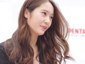 笑容甜美温润，郑秀晶迷人风采手机壁纸大全