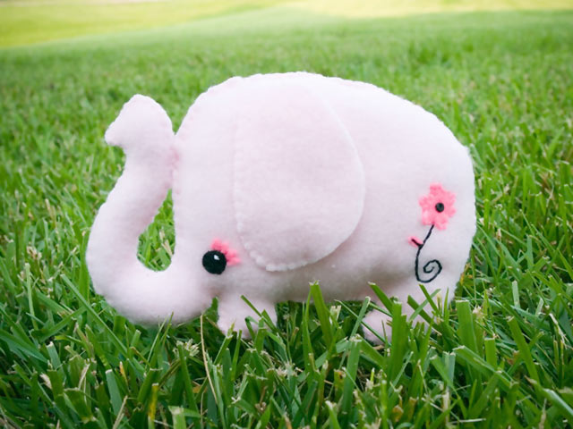可爱粉嘟嘟，绿草地上的大象玩具手机壁纸