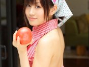 性感厨娘，拿着西红柿的前田敦子在厨房里的手机壁纸大全